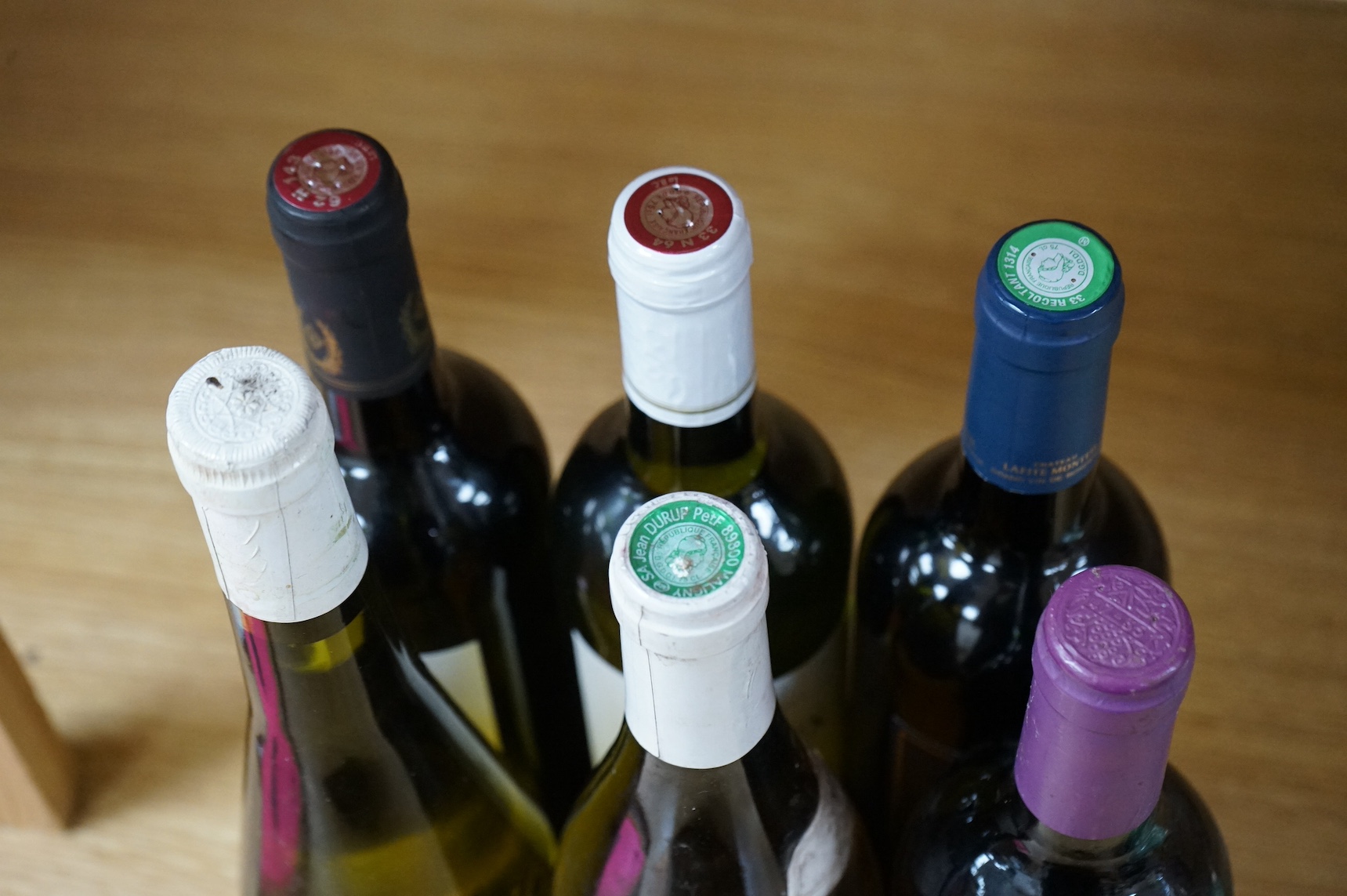 Six bottles of red and white wine to include Chablis Premier Cru 2001, Domaine Du Parc Muscadet 2003, Vin De Bordeaux, Chateau Lafite Monteil Bordeaux Supérieur 2020, Moncade Bordeaux and Buzet 1996. Condition - fair